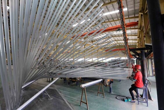 Workers check aluminum products at a factory in Baise, the Guangxi Zhuang autonomous region. The flash PMI reading for July, issued by HSBC Holdings Plc on Thursday, rose to 52 from the final June reading of 50.7. Tan Kaixing / For China Daily  