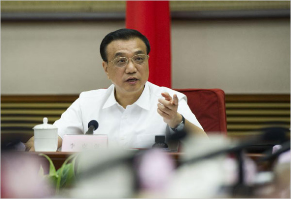 Chinese Premier Li Keqiang, also a member of the Standing Committee of the Political Bureau of the Communist Party of China (CPC) Central Committee, presides over a symposium about the country's current economic situation in Beijing, capital of China, July 15, 2014. [Photo: Xinhua/Huang Jingwen]