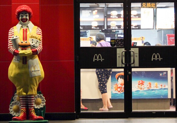 A customer shops at a McDonald's in Mudanyuan, Beijing, on Sunday. The shop has shelved all meat products. Wang Zhuangfei / China Daily