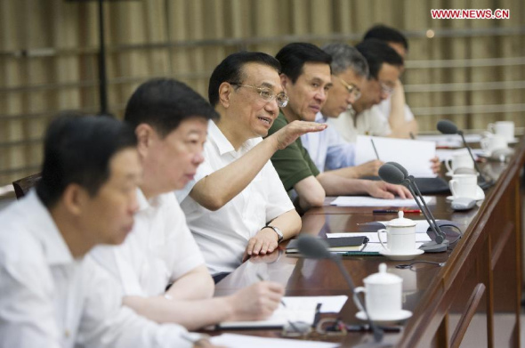 Chinese Premier Li Keqiang (3rd L) attends a symposium with heads of some newly-registered enterprises in Jinan, capital of east China's Shandong Province, July 25, 2014. (Xinhua/Huang Jingwen)