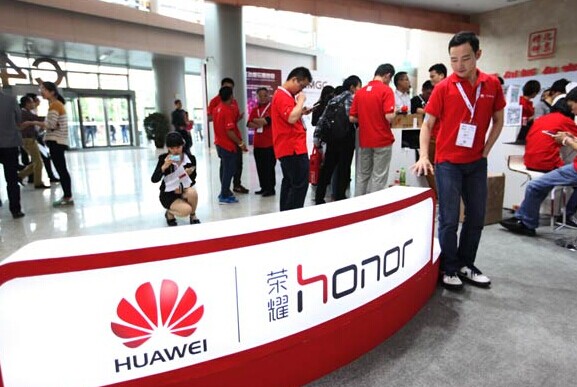 The booth of Huawei Technologies Co Ltd at an Internet conference in Beijing. The Kirin 920 chip of the high-tech giant is regarded as an announcement that the company is increasingly innovative and internationally competitive. CHINA DAILY  
