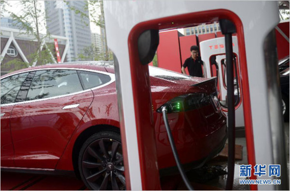 This photo, taken on July 24, 2014, shows a Tesla Model S vehicle charging by using super charging poles in Hangzhou, east China's Zhejiang province. [Photo: Xinhua]
