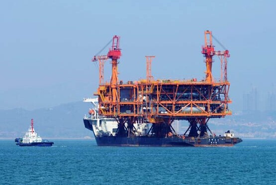 A drilling platform heads from Qingdao, Shandong province to the South China Sea. China's private investors are seeking opportunities in the marine equipment industry, as the country attaches greater importance to offshore energy development. YU FANGPING/CHINA DAILY  