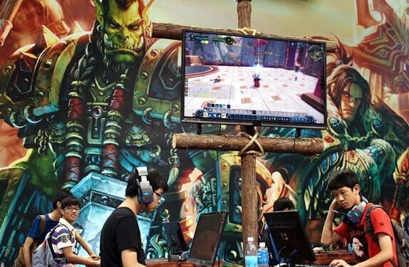Visitors play online games at a digital entertainment expo in Shanghai. The number of Chinese gamers reached more than 400 million in the first six months, according to the China Gaming Industry Report released on Wednesday. REN LONG/XINHUA  