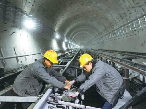 A construction crew works on Beijing's Metro Line 14 subway rail. Beijing MTR Co will start operating the second phase of the subway line in the second half of this year.CHINA DAILY  