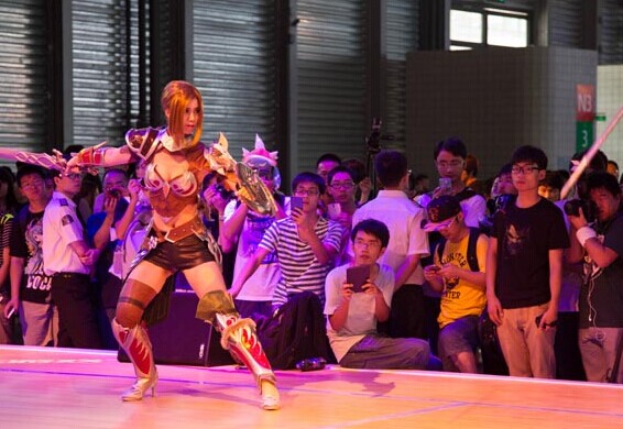 Showgirls perform during the 2014 China Digital Entertainment Expo and Conference in Shanghai on Thursday. Game developers are showcasing their products at the expo. [Photo/China Daily]  