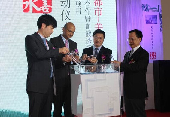 Government officials in Chengdu, Sichuan, and representatives from Medtronic pour glasses of drinking water into a hemodialysis system to mark the establishment of Medtronic's first global production line for its hemodialysis system in the Sichuan provincial capital on Monday. [Huang Zhiling/China Daily]  