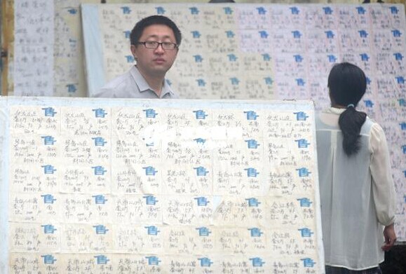 A housing brokerage promotes secondhand homes for sale in Qingdao, Shandong province. Experts said the nation's sagging property market was one of the main reasons behind the weakening non-manufacturing PMI data. [Photo/China Daily]  