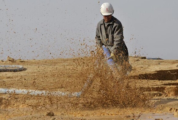 A worker at the site of a rare earthmetals mine in Nancheng county, Jiangxi province. Two major rare earthproducers have been approved by the central government to become conglomerates by the end of this year in order to further consolidate the rare resources, combat smuggling and alleviate overcapacityin production. (Source: China Daily)