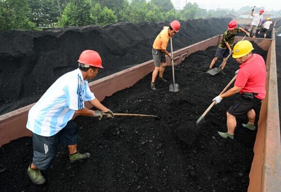 Coal is loaded into trucks at a railway station in Jiujiang, Jiangxi province. The increases in the price of coal are regarded as a sign that prices may have bottomed out and that the supply-demand situation will become balanced in the short term. [Photo/China Daily]  