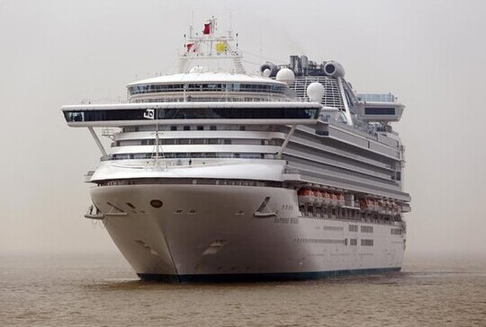 The Sapphire Princess of Carnival Corp & Plc sails in Shanghai's Wusongkou Harbor. [Photo/China Daily]  