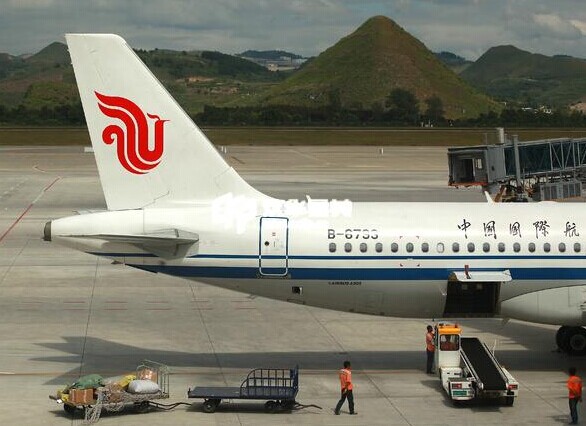 An Air China airliner arrives at Guiyang's international airport in Guizhou Province. The flag carrier of China will spend 360 million yuan to raise its pilots' compensation. The move is expected to benefit 4,560 pilots at its five subsidiaries. [Photo/China Daily]  