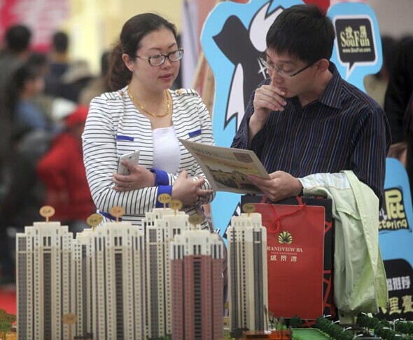 Visitors attend a property fair in Tianjin. Local authorities are investigating several real estate agencies for being involved in collusive pricing. [Photo/Xinhua]  