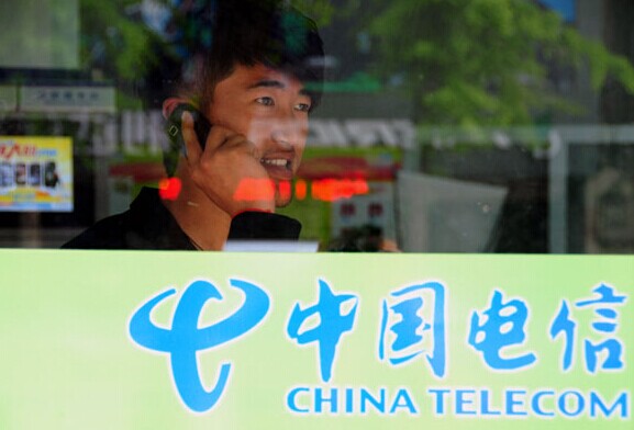 A customer makes a call in the business hall of China Telecom in Linyi city, Shandong province. [Photo/China Daily]
