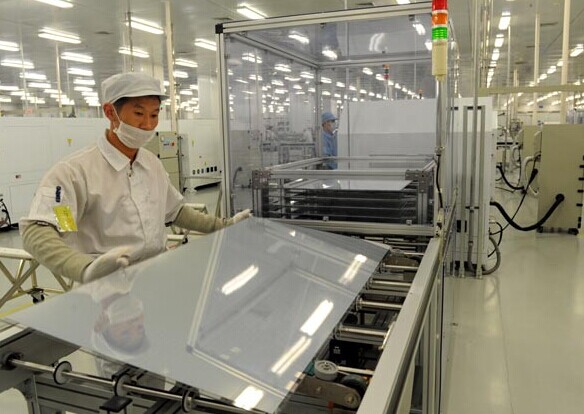 A workshop of Hanergy Holding Group Ltd in Dezhou, Shandong province. The privately held renewables company acquired Alta Devices Inc, a California-based developer of high-efficiency thin-film solar cells. [Photo/China Daily]  