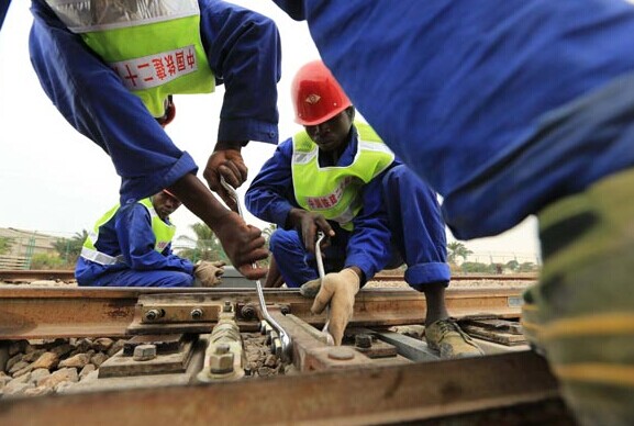 Chinese and Angolan workers lay the roadbed on the Benguela railway. China Railway Construction Co announced on Wednesday that it has completed construction of the railway project in Angola and plans to put it into operation this year. [Photo/China Daily]   