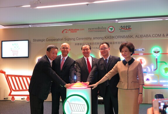 Gao Wenkuan, economic and commercial counselor of the Chinese embassy to Thailand, Timothy Leung, head of business development of Alibaba.com, Banthoon Lamsam, KBank chairman of the board, Liang Minjun, vice-president of Alipay International, and Nuntawan Sakuntanaga, director general from the department of international trade promotion at the Ministry of Commerce of Thailand (from left) attend a signing ceremony of strategic cooperation agreements between KBank, Alibaba and Alipay in Bangkok on Thursday. [ZHAO YANRONG/CHINA DAILY]   