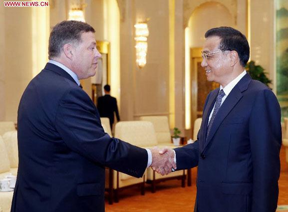 Chinese Premier Li Keqiang (R) meets with a delegation of US congressmen led by Bill Shuster (L), chairman of the House Transportation and Infrastructure Committee, in Beijing, capital of China, Aug 16, 2014. [Photo/Xinhua]