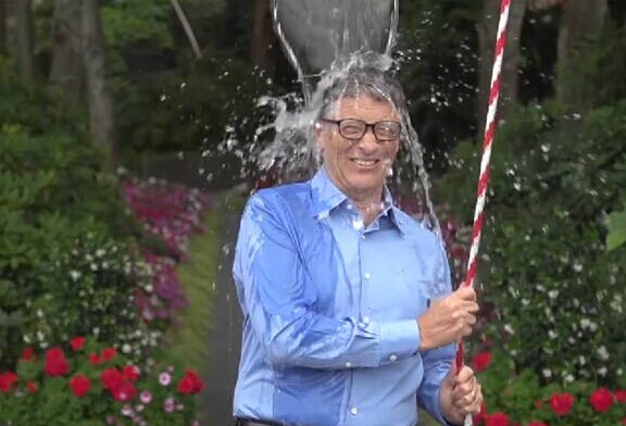   Bill Gates performs the Ice Bucket Challenge on July 16, 2014. Screenshot of Bill Gates' Facebook page taken on July 18. [Photo/chinadaily.com.cn]  