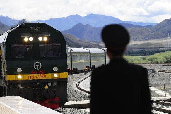The first passenger train from Lhasa to Xigaze heads into Xigaze Railway Station, Southwest China's Tibet autonomous region, Aug 16, 2014. [Photo/Xinhua]  