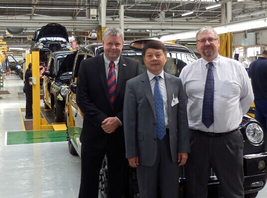 Minister Counsellor, Zhou Xiaoming (middle) visits London Taxi Company in Coventry in late July. [Provided to China Daily]  
