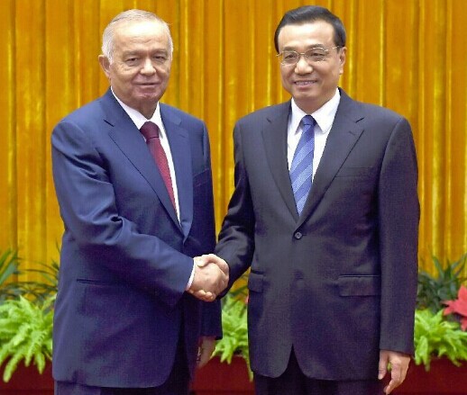 Chinese Premier Li Keqiang (R) meets with Uzbekistan's President Islam Karimov in Beijing, capital of China, Aug. 20, 2014. (Xinhua/Liu Jiansheng)