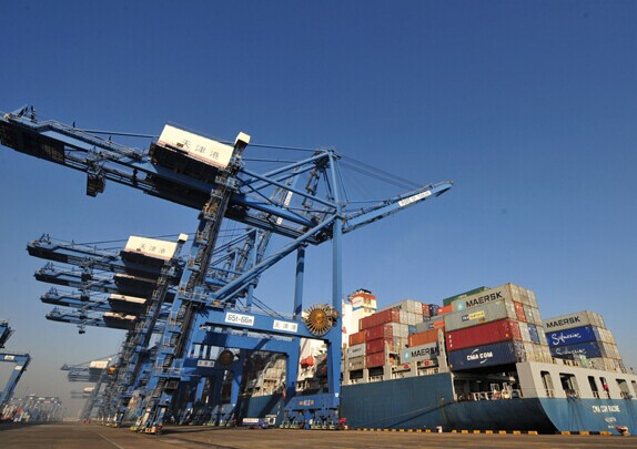 Cargo is offloaded at Tianjin Port. A joint venture port corporation was established on Tuesday to integrate the maritime transport resources of northern China. [Photo/Xinhua]  