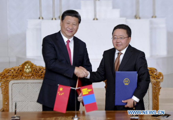 Chinese President Xi Jinping (L) shakes hands with his Mongolian counterpart Tsakhiagiin Elbegdorj during a signing ceremony after their talks in Ulan Bator, Mongolia, Aug. 21, 2014. Xi arrived in Ulan Bator Thursday for a two-day state visit to Mongolia. (Xinhua/Zhang Duo)