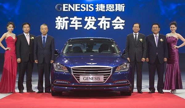 Hyundai Motor Company China Business Strategy President Choi Sung-kee (2nd left), Hyundai Motor (China) director Jung Chang-ho (2nd right) and two Hyundai Motor's top executives, models pose with All-Neww Genesis for a photo on Aug 18, 2014, at the launch event in Beijing. [Photo provided to chinadaily.com.cn]
