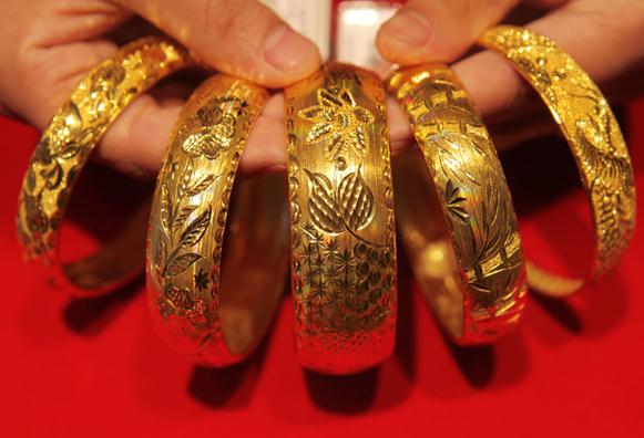 Gold bracelets on display in Lianyungang, Jiangsu province. China is set to gain more gold pricing power by setting up an international board at the Shanghai Gold Exchange. [Provided to China Daily]  