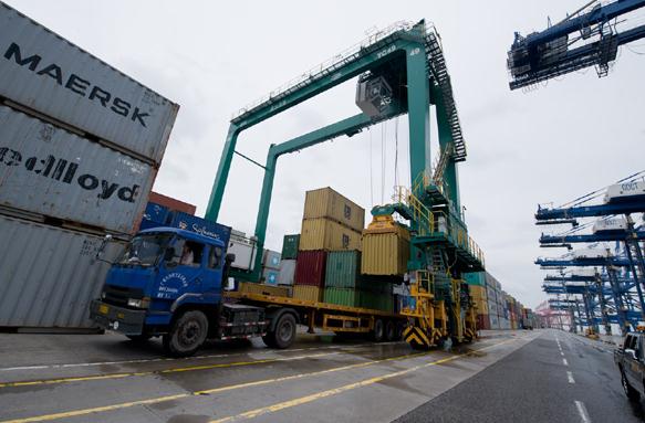 Containers being loaded at the Nansha Port in Guangzhou, Guangdong province. [Photo/Xinhua]  