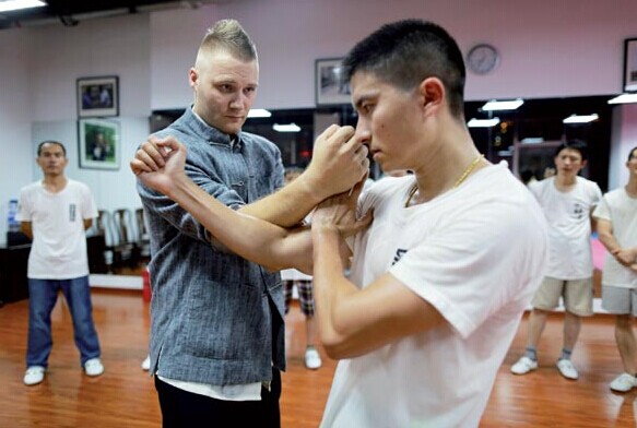 Martial artist Jai Harman instructs students at the Beijing Scientific Ving Tsun School. [Photo/China Daily]  