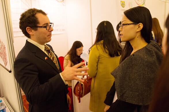 A job seeker (right) talks to a manager of a foreign-invested company at a job fair in November that was organized by the Ministry of Education exclusively for Chinese students who have overseas study experience. [Photo by Mao Yanzheng/China Daily]  