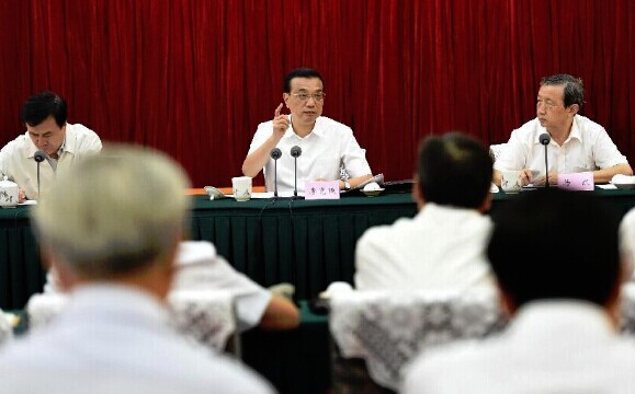 Chinese Premier Li Keqiang (C) addresses a symposium held at the China Railway Corporation (CRC) in Beijing, capital of China, Aug. 22, 2014. Li Keqiang made an inspection tour to the CRC and hosted a symposium at the company on Aug. 22.(Xinhua/Ma Zhancheng)