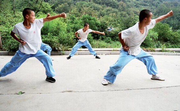 Young people from across China come to study kung fu at Shaolin Temple during the summer holiday. [Photo/China Daily]  