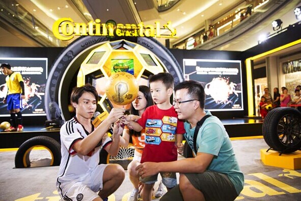 Customers at a Continental tire promotion event in Shenzhen. [Photo/China Daily]  
