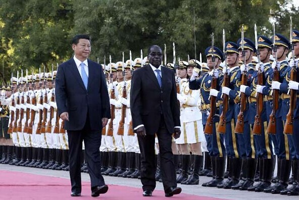President Xi Jinping (L front) holds a welcome ceremony for Zimbabwean President Robert Mugabe before their talks in Beijing, Aug 25, 2014. [Photo/Xinhua]  