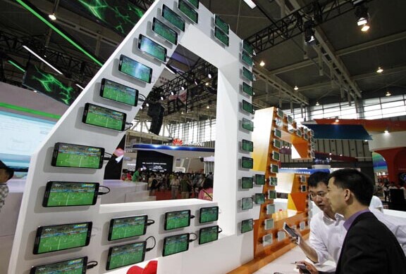 Smartphones on display at a smart terminal show in Nanjing, Jiangsu province. It is reported that China will launch a self-developed desktop operating system to take on Microsoft's Windows. [Photo/China Daily]  