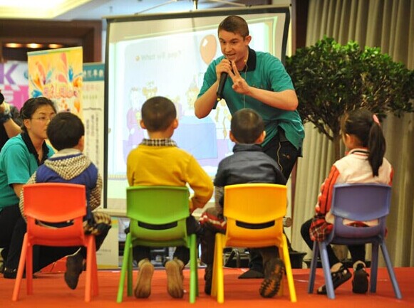 Children learn English at an early education center in Beijing. The value of the Chinese private education market was 426 billion yuan ($69.3 billion) in 2012, and it will rise to 640 billion yuan by 2015, according to a report by Deloitte Touche Tohmatsu Ltd. [Photo/China Daily]