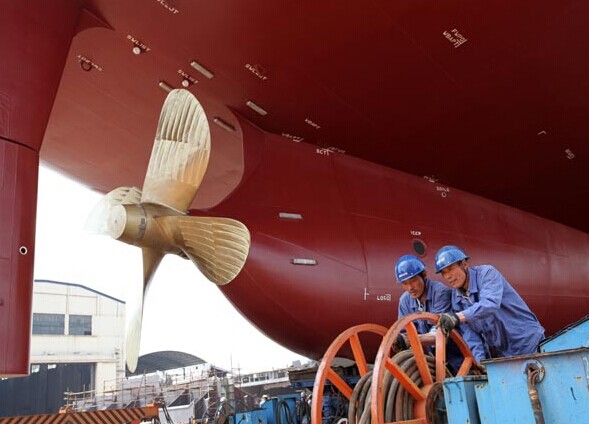  Workers undertake safety checks of a 35,000-ton bulk carrier at a shipyard in Nanjing, Jiangsu province. [Photo/China Daily]  
