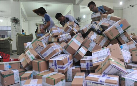 Workers sort online shopping parcels at a logistics company in Hangzhou, Zhejiang province. Chinese online retailing is expected to show a compound annual growth rate of 22.3 percent over four years. [Photo/China Daily]