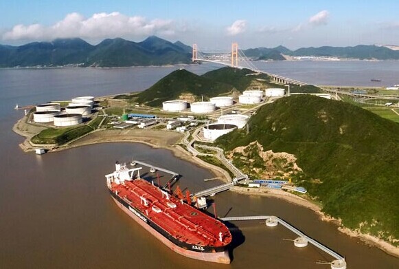 Oil is unloaded from a tanker at a port in Zhoushan, Zhejiang province. China imported 282 million tons of crude in 2013. [Photo/China Daily]  