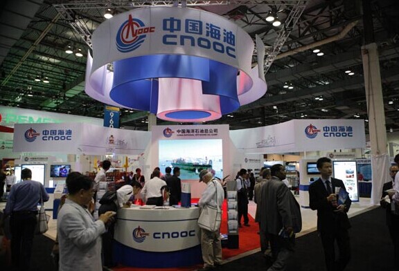 The CNOOC booth at the 2014 Offshore Technology Conference held in Houston, the United States, in May. China's largest offshore oil and gas producer reported a 2.3 percent drop year-on-year in its first-half net profit to 33.6 billion yuan ($5.47 billion). [Photo/China Daily]  