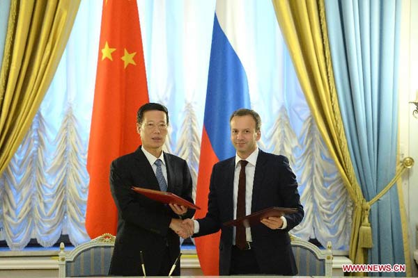 Chinese Vice Premier Zhang Gaoli (L) and Russian Deputy Prime Minister Arkady Dvorkovich sign a meeting protocol after the 11th meeting of the China-Russia Energy Cooperation Committee in Moscow, Russia, Aug. 30, 2014.[Photo/Xinhua]