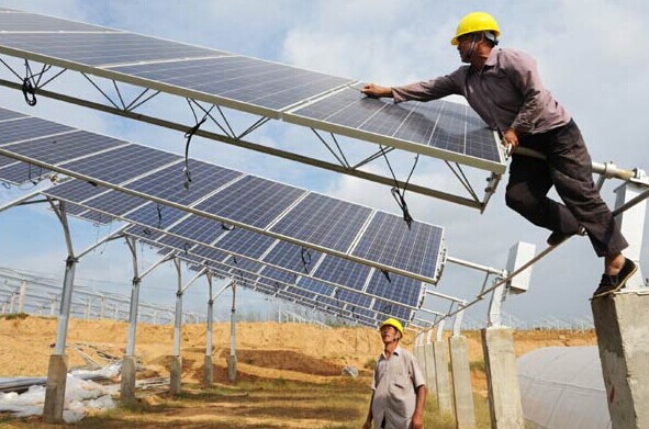 Workers install solar panels in Lianyungang, Jiangsu province. Chinese solar panel producers are pinning their hopes on rising domestic demand for alternative energy. GENG YUHE/CHINA DAILY  