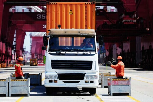 Containers are handled at a port in Qingdao, Shandong province. The service sector performed well in August, with business activity and new orders both rebounding.YU FANGPING/CHINA DAILY  