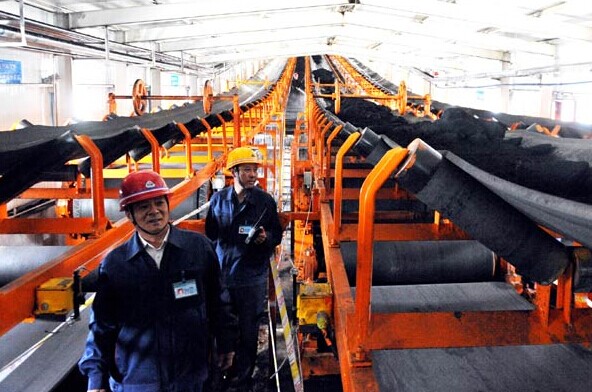 Workers monitor a coal cleaning facility at Shenhua Ningxia Coal Industry Group Co Ltd in Yinchuan, the Ningxia Hui autonomous region. The coal industry accounts for about 76.7 percent of the total energy production and about 69 percent of total energy consumption in China.LIU QUANLONG/XINHUA  