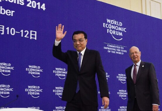 Chinese Premier Li Keqiang (L) and Klaus Schwab, founder and executive chairman of the World Economic Forum (WEF), walk into the conference hall of a meeting ahead of the Summer Davos forum in Tianjing Municipality, north China, Sept. 9, 2014. (Xinhua/Li Xueren)