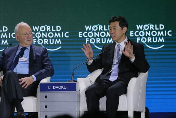 Li Daokui (right), professor at Tsinghua University, speaks at a panel discussion in Tianjin on Sept 10, 2014 as Victor Halberstadt, professor at the University of Leiden, listens. [Provided to chinadaily.com.cn]  