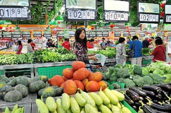 Residents purchase vegetables in a supermarket in Hengshui, north China's Hebei Province, Sept. 4, 2014. China's consumer price index, a main gauge of inflation, grew 2 percent year on year in August, the National Bureau of Statistics said Thursday. The August CPI growth rate was lower than the 2.3 percent seen in July. (Xinhua/Mo Yu)  